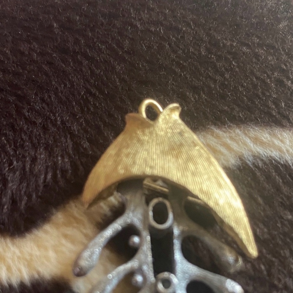 Givenchy Rare Vintage Metallic Fish Skeleton Articulated Pendant Brooch - Picture 9 of 12